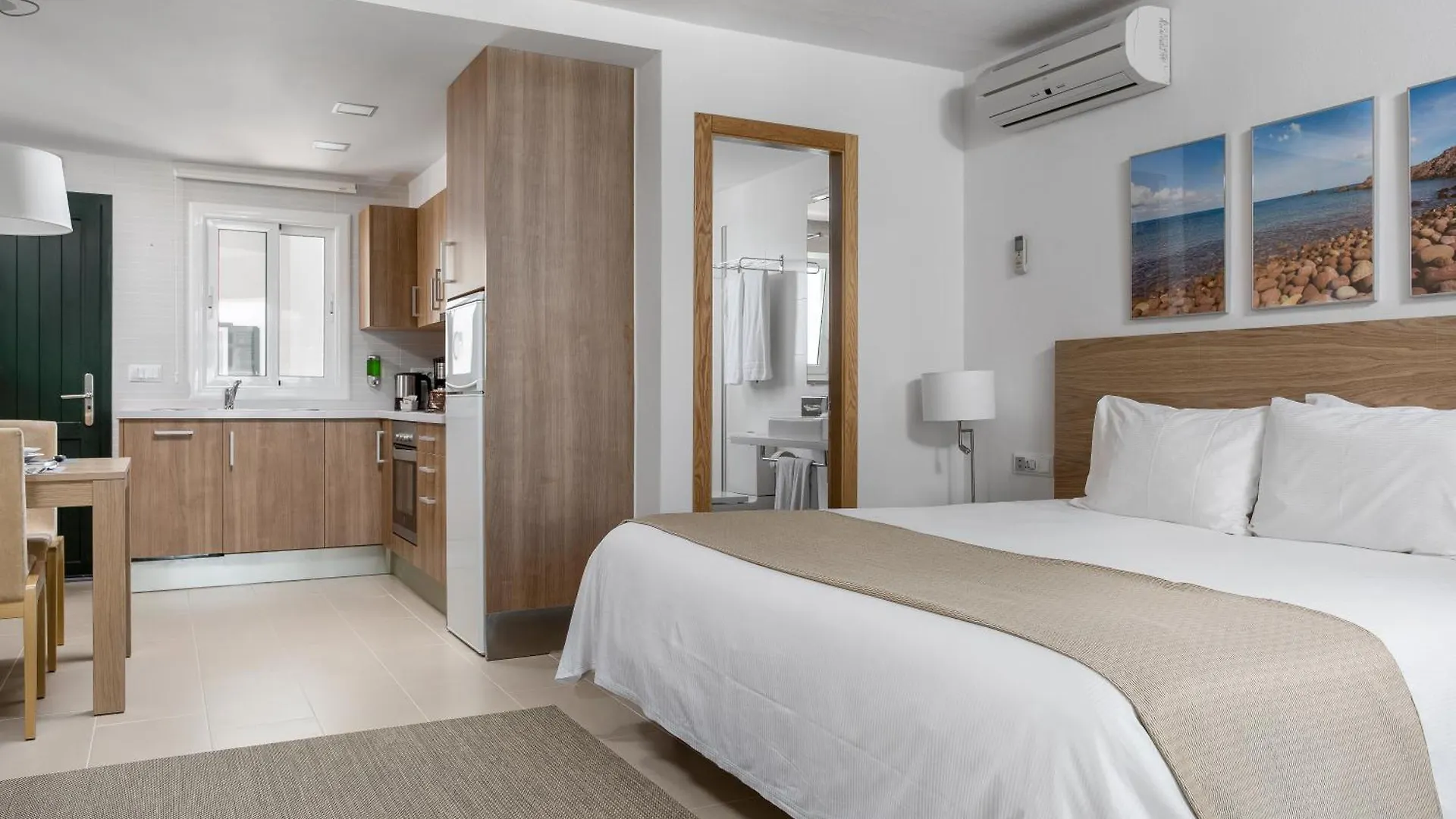 *** Hotel apartamentowy White Sands Beach Club Arenal d'en Castell Hiszpania