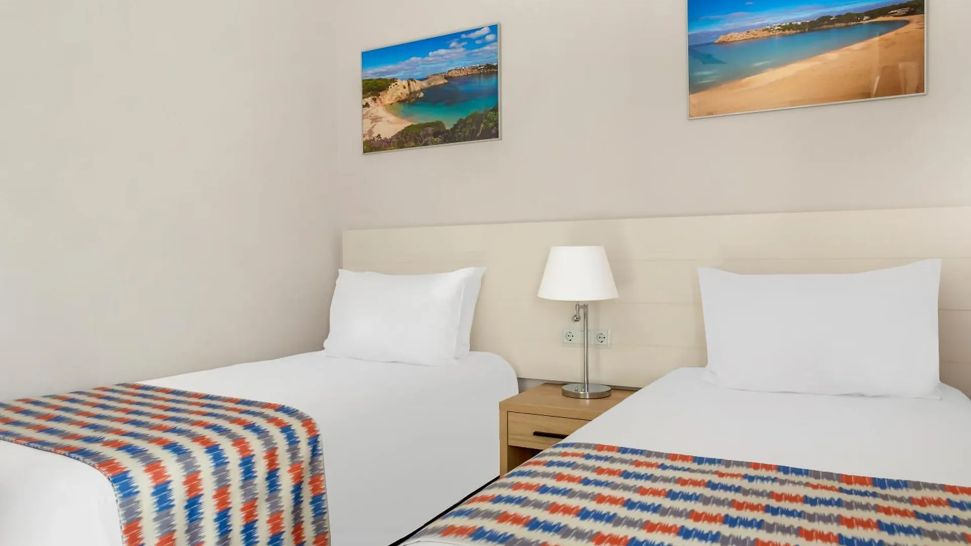 White Sands Beach Club Arenal d'en Castell 3*,